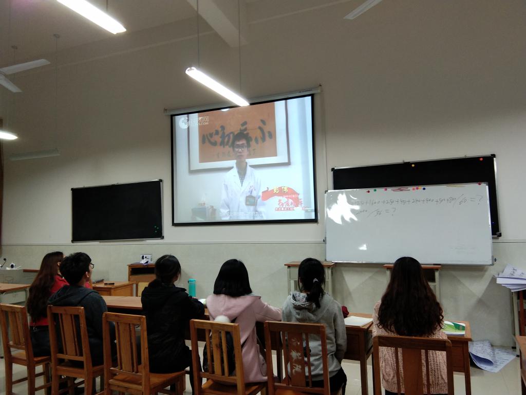 学生党员观看2018桂林勤廉榜样先进事迹主题情景报告会