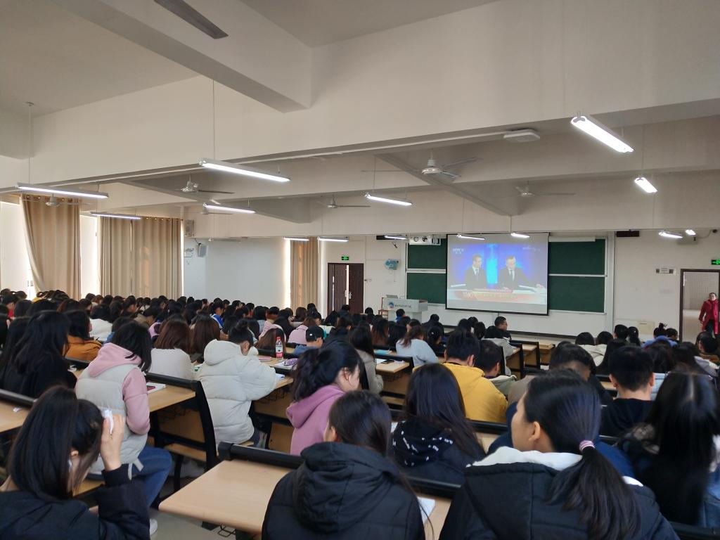 系师生观看改革开放40周年大会直播