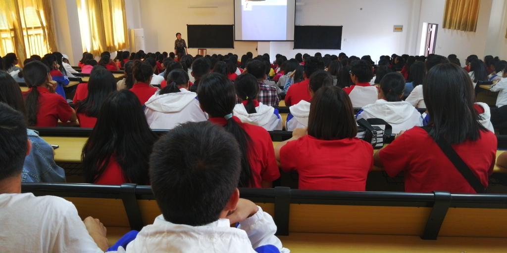 桂林市特级教师席广涛老师给我系师生分享教育心得