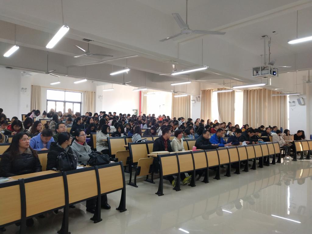 系师生观看改革开放40周年大会直播